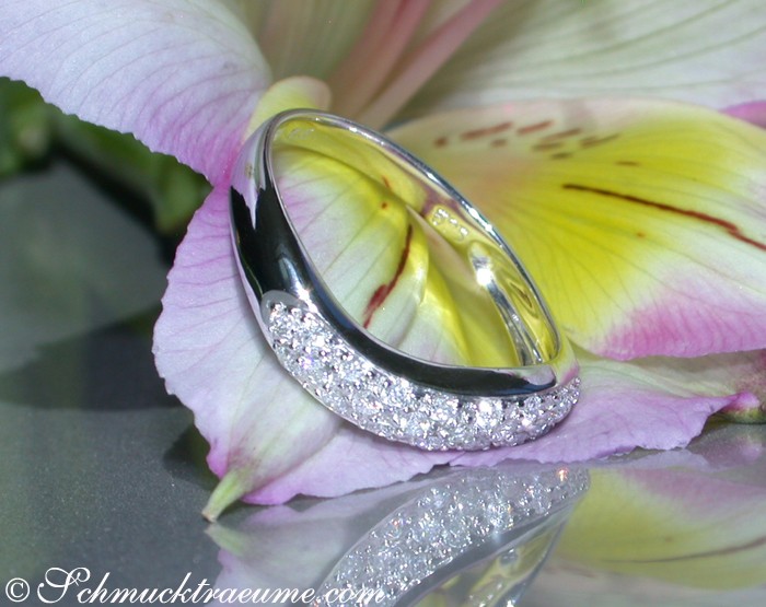 Geschwungener Diamantring auf Blüte, zarte Linien, glänzende Diamanten, Weißgold 585