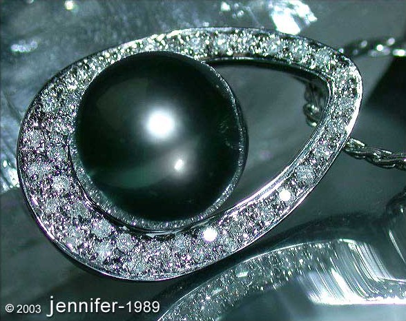 Tahitiperlen-Anhänger mit Brillanten, Mikimoto-Design, Detailaufnahme, runder Perlenhügel, umgeben von Diamanten,