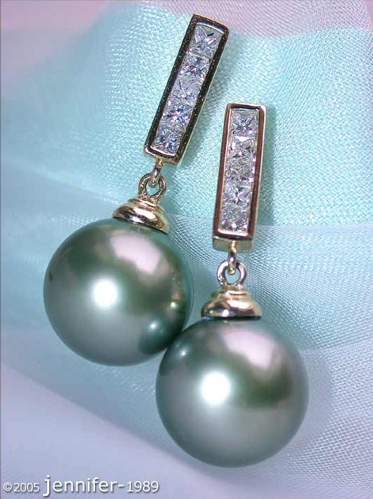 Gelbgold 750 Ohrstecker mit 0.360 Karat Diamanten und 10-11 mm Tahitiperlen