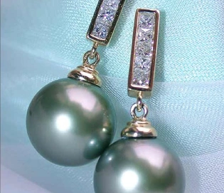 Gelbgold 750 Ohrstecker mit 0.360 Karat Diamanten und 10-11 mm Tahitiperlen