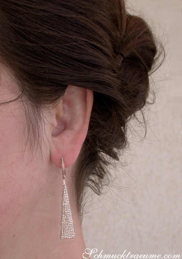 Roségold-Ohrhänger mit Diamanten, Detailansicht von hinten