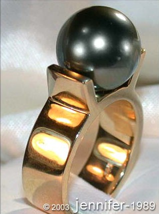 Gelbgold 585 Ring mit 12-13 mm Tahitiperle, Detailaufnahme, schlichtes Design