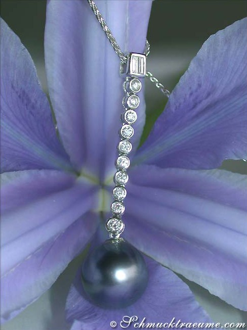 Lila Blüte mit Perlenanhänger, Detailaufnahme, Perlendurchmesser 11-12 mm, 0.310 Karat, Weißgold 750