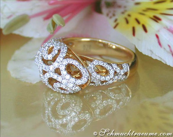 Goldener Brillant-Ring mit detailliertem Design auf Blütenhintergrund