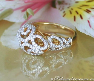 Goldener Brillant-Ring mit detailliertem Design auf Blütenhintergrund