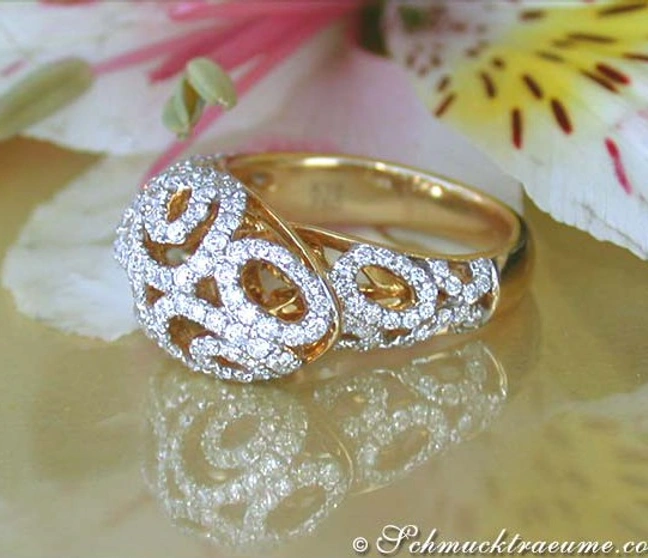 Goldener Brillant-Ring mit detailliertem Design auf Blütenhintergrund Goldener Brillant-Ring mit detailliertem Design auf Blütenhintergrund