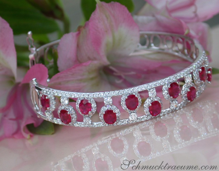 Detail des Rubin-Armreifs mit Brillanten auf Blütenhintergrund