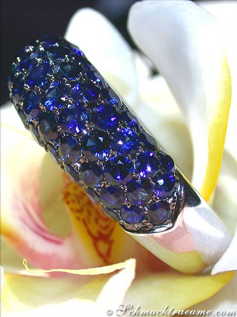 Weißgoldring mit blauen Saphiren, Detailaufnahme, elegant und glänzend.