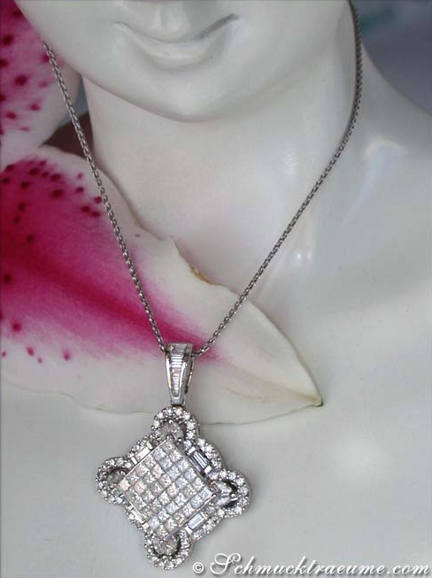 Detailansicht des Diamantanhängers mit fünf Schliffarten, schlichte Eleganz, 2,80 x 1,80 cm