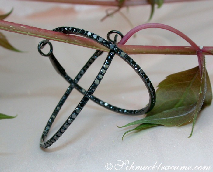 Schwarze Diamant-Creolen mit 1,050 Karat in Weißgold 585, Detailaufnahme auf Blattstiel.