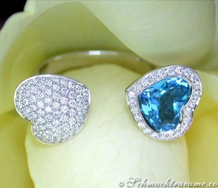 Blautopas-Ring Herz-Design mit Brillanten, Weißgold 750, auf Rosenblüte liegend