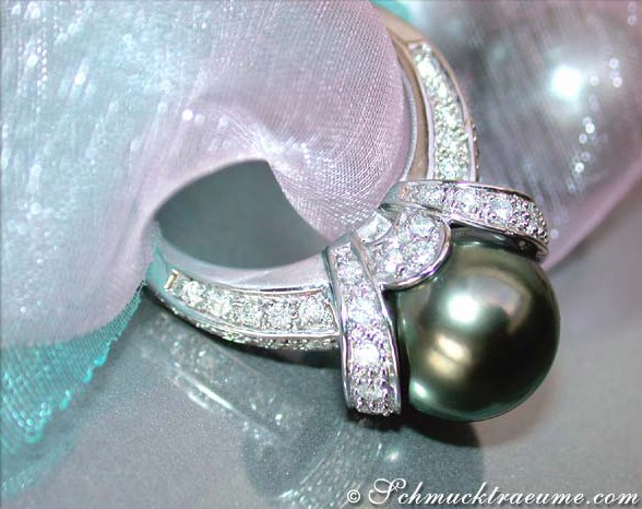 Weißgold 750 Ring mit Tahitiperle und Diamanten, Detailaufnahme mit Schleier im Hintergrund