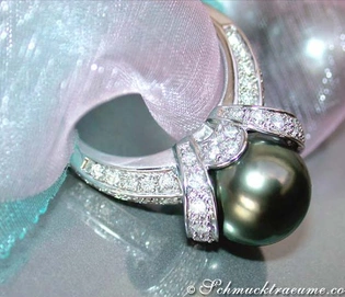 Weißgold 750 Ring mit Tahitiperle und Diamanten, Detailaufnahme mit Schleier im Hintergrund