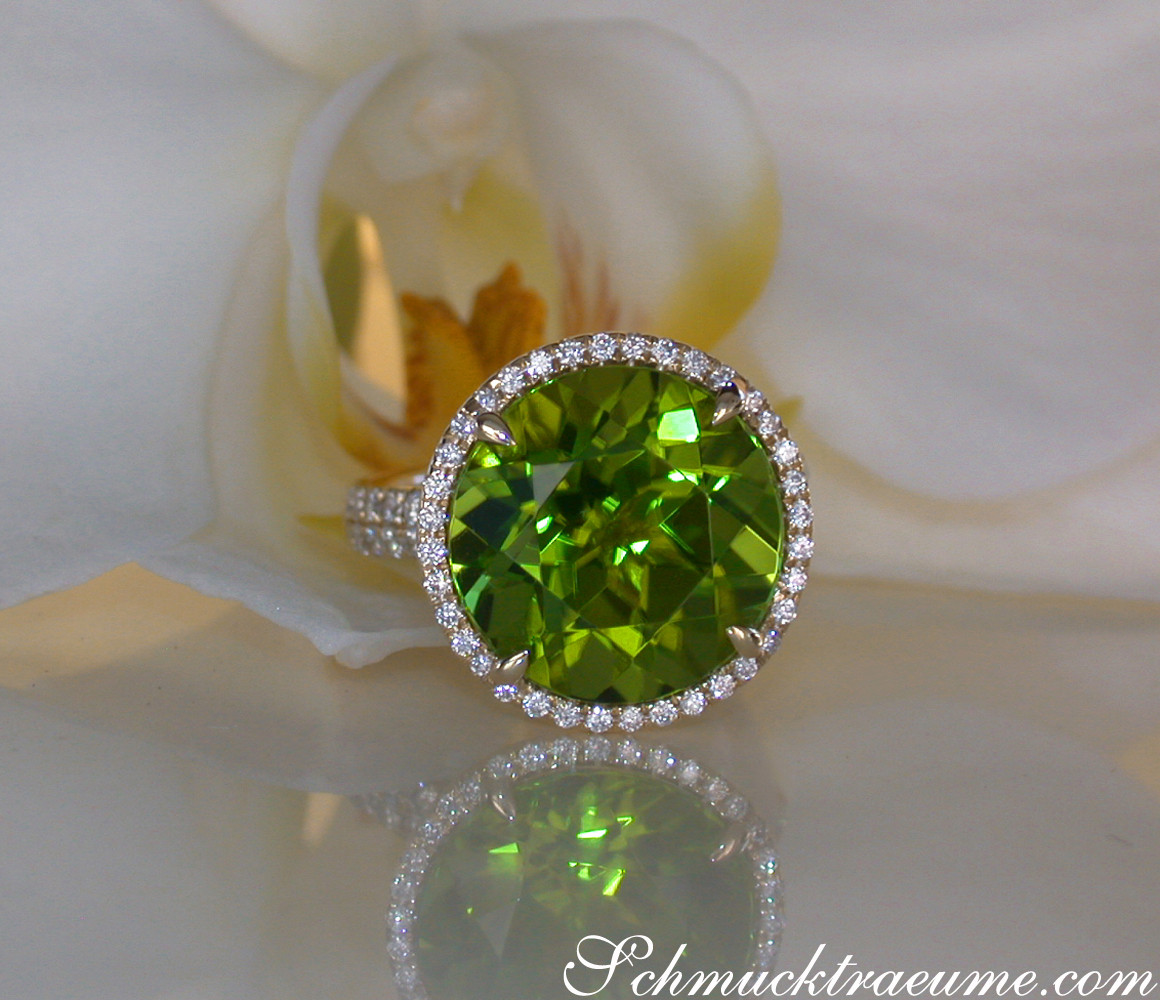 Peridot-Ring mit Brillanten auf Orchidee, Detailaufnahme, Gelbgold 750