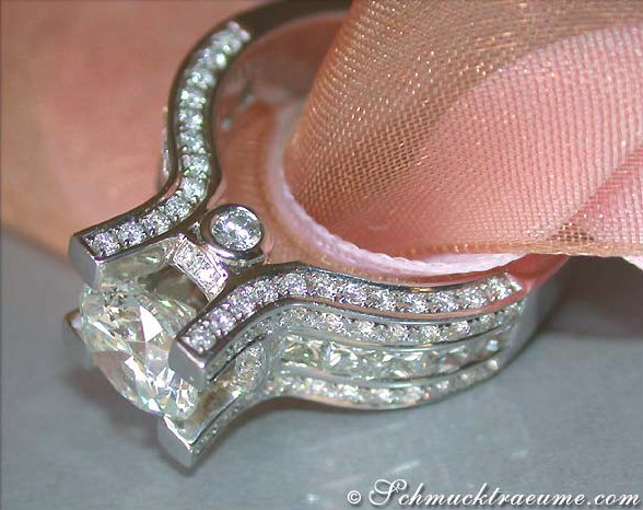 Weißgold-Ring mit Diamanten, Detailaufnahme, getragen am Finger