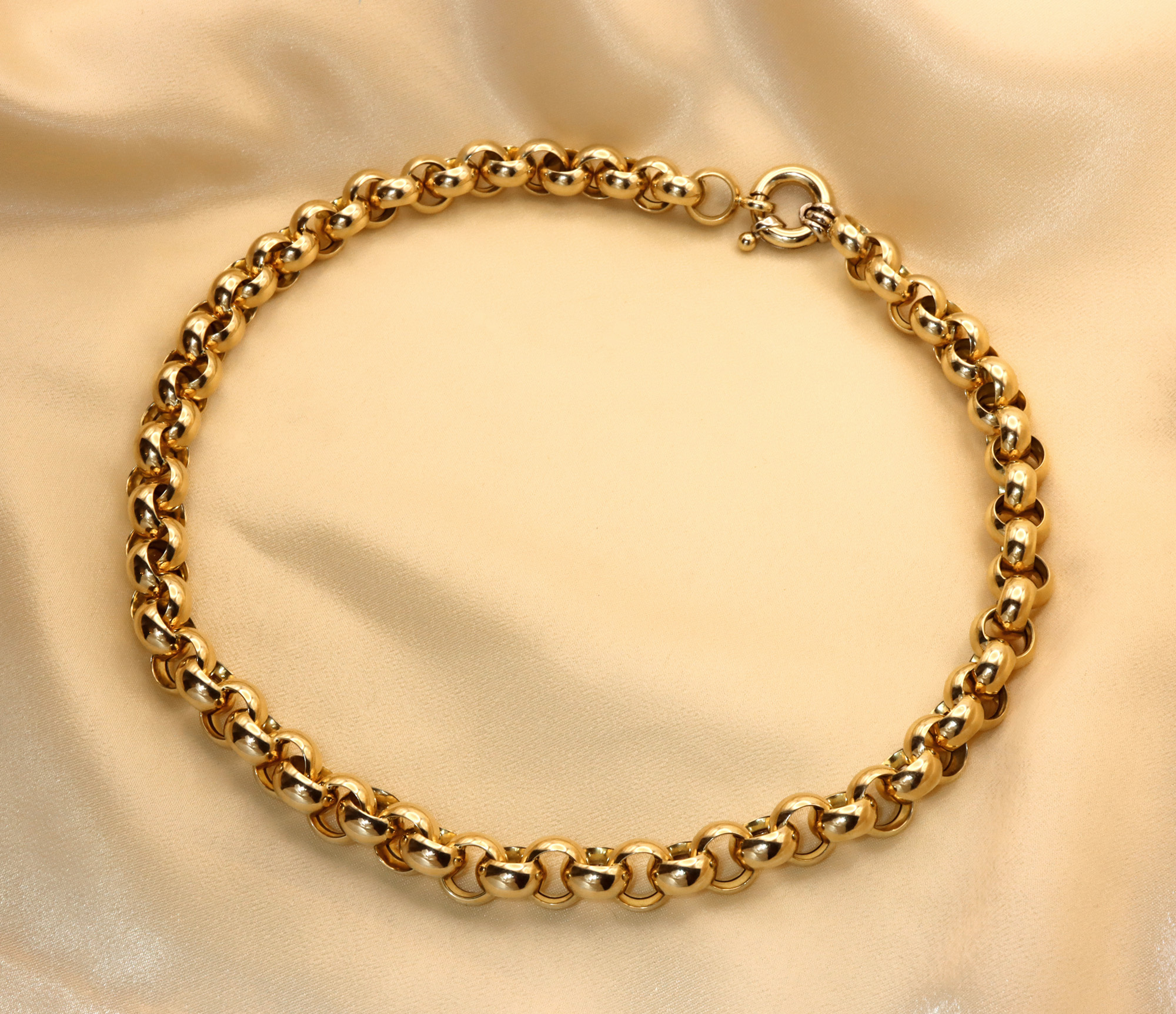 Gold Pur Erbs Collier aus Gelbgold 585, Detailaufnahme, glänzende Kette auf Seide