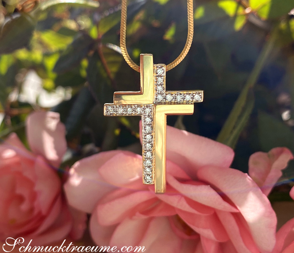 Goldener Kreuzanhänger mit Diamanten, Detailaufnahme, im Sonnenlicht.