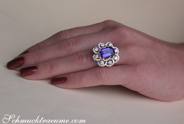 Smaragd-Ring mit Tansanit und Diamanten in Rosé- & Weißgold 750, Detailaufnahme auf Hand.