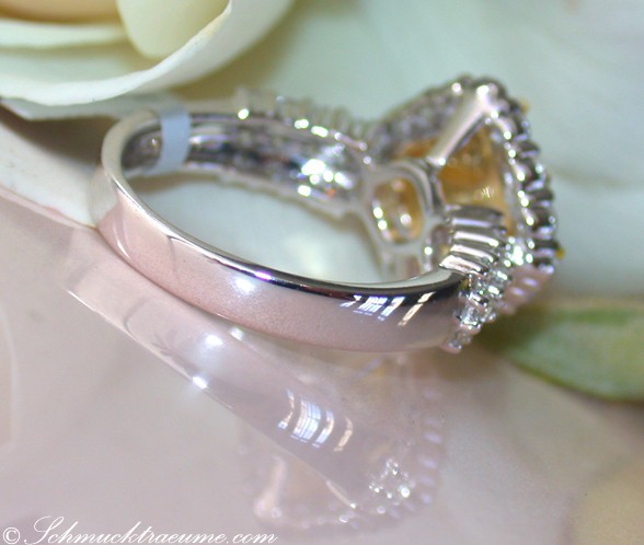 Detailaufnahme des Gelbgoldringes mit gelben Diamanten und Brillanten