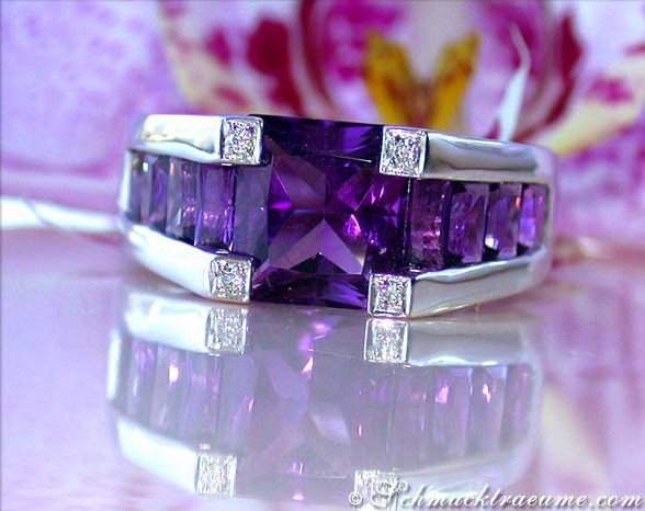 Amethystring mit Diamanten auf weißem Gold, detailreich, auf Blüte abgebildet