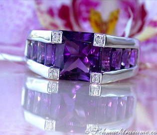 Amethystring mit Diamanten auf weißem Gold, detailreich, auf Blüte abgebildet