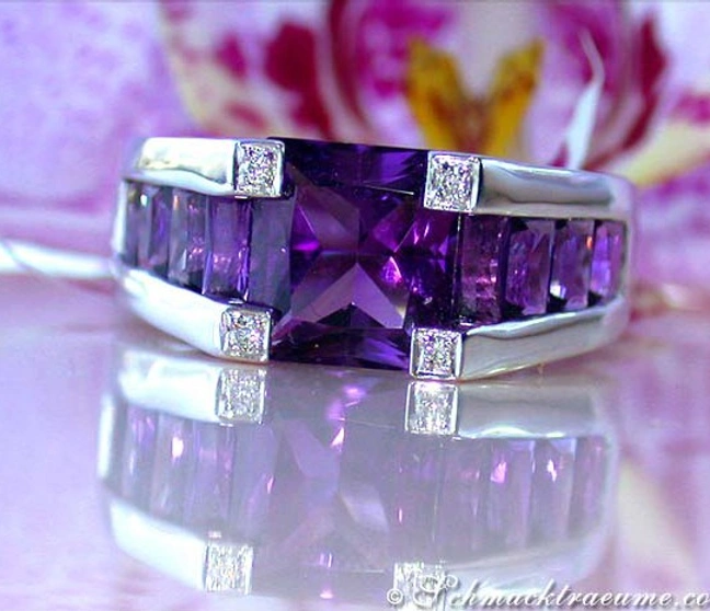 Amethystring mit Diamanten auf weißem Gold, detailreich, auf Blüte abgebildet Amethystring mit Diamanten auf weißem Gold, detailreich, auf Blüte abgebildet