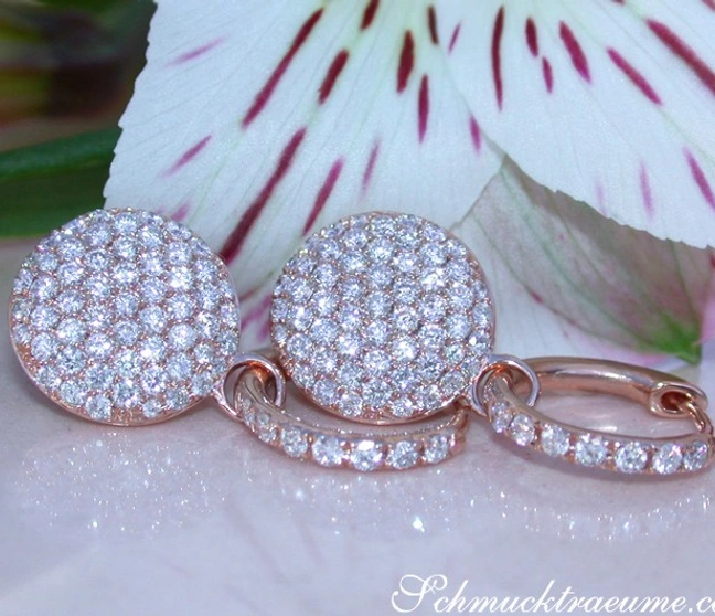 Detailaufnahme von roségoldenen Ohrsteckern mit 1.160 Karat Brillanten Detailaufnahme von roségoldenen Ohrsteckern mit 1.160 Karat Brillanten