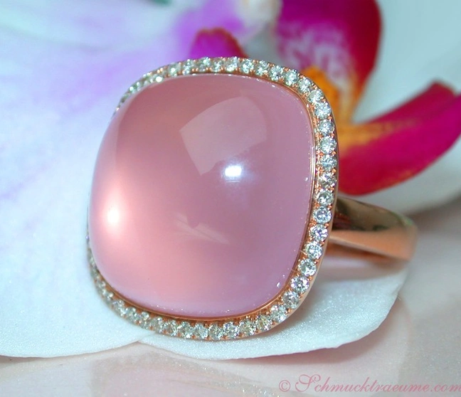 Rosenquarz-Ring mit Diamanten in Roségold, Detailaufnahme, elegant und modern Rosenquarz-Ring mit Diamanten in Roségold, Detailaufnahme, elegant und modern