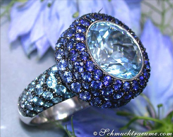Blautopas-Ring mit Saphiren, Detailaufnahme, Weißgold, elegant, blau, Schmuck.