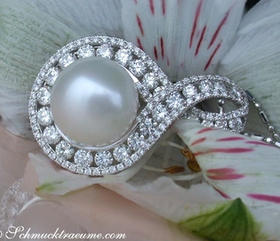 Schmuckdetail: Weiße Perle mit Diamant-Halo, Infinity-Schleife auf Blüte