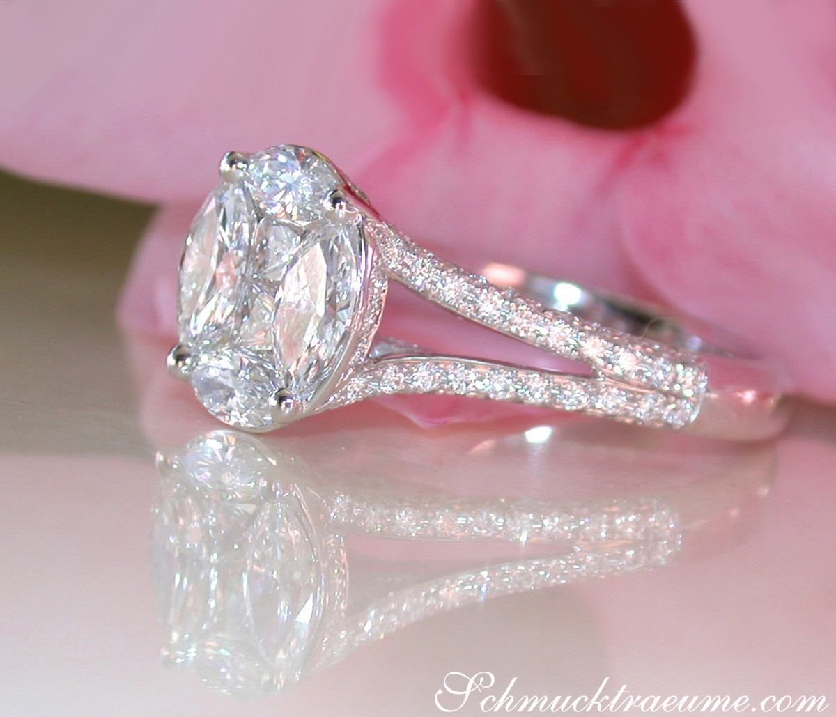 Illusion-Diamantring mit VS TW Diamanten in Weißgold, detailreiches Design, reflektierender Hintergrund.