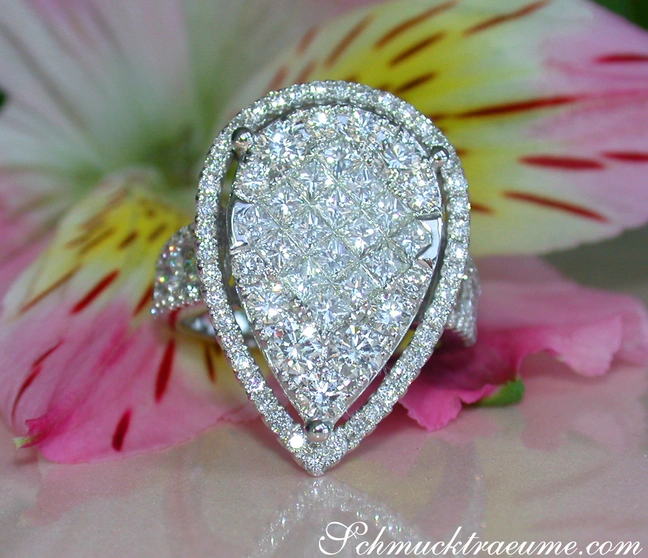 Diamant-Tropfenring mit Princess- & Brillantschliff, 2.860 Karat, Weißgold 750, auf Blüte abgestellt Diamant-Tropfenring mit Princess- & Brillantschliff, 2.860 Karat, Weißgold 750, auf Blüte abgestellt