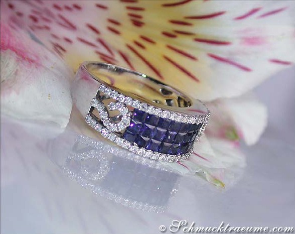 Saphir-Ring mit Brillanten auf Blütenblatt, Detailaufnahme