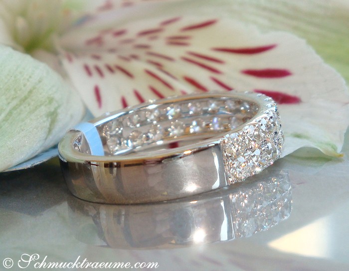 Weißgold 750 Memory Ring mit Brillanten, Detailaufnahme, auf Blüte liegend