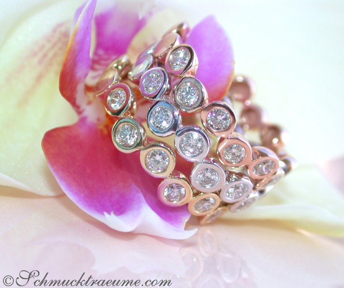 Verzierte Diamantringe aus Rosé-, Gelb- und Weißgold, detailreich, auf Blüte präsentiert