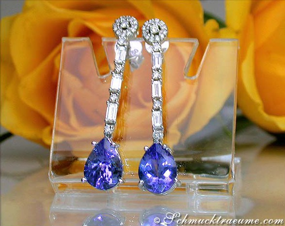 Lange Tansanit-Tropfen-Ohrringe mit Brillanten in Weißgold 750, elegant auf Rosenblüte präsentiert.