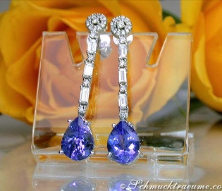 Lange Tansanit-Tropfen-Ohrringe mit Brillanten in Weißgold 750, elegant auf Rosenblüte präsentiert.