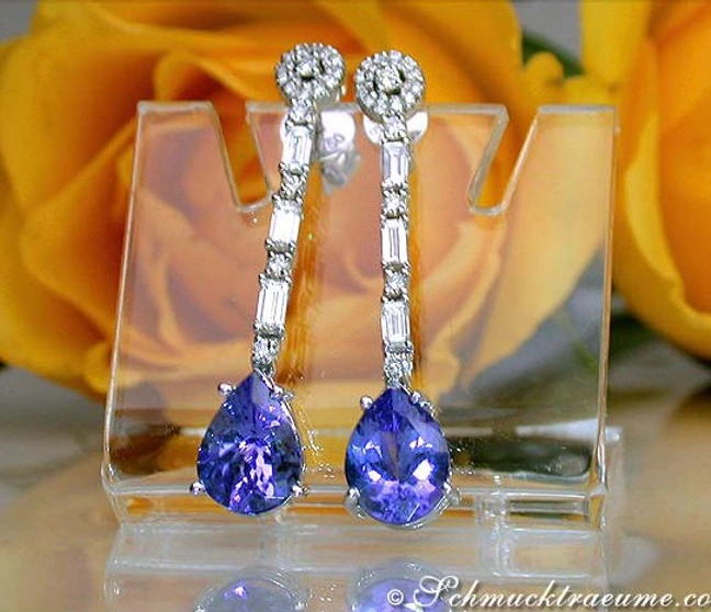 Lange Tansanit-Tropfen-Ohrringe mit Brillanten in Weißgold 750, elegant auf Rosenblüte präsentiert. Lange Tansanit-Tropfen-Ohrringe mit Brillanten in Weißgold 750, elegant auf Rosenblüte präsentiert.