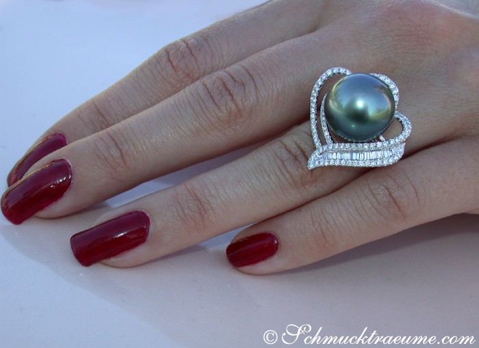 Weißgoldring mit Herzform und Perle, Nagellack rot, Detailaufnahme