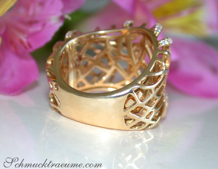 Goldener Ring mit feinem Lattendesign und Diamanten, Detailaufnahme von oben.