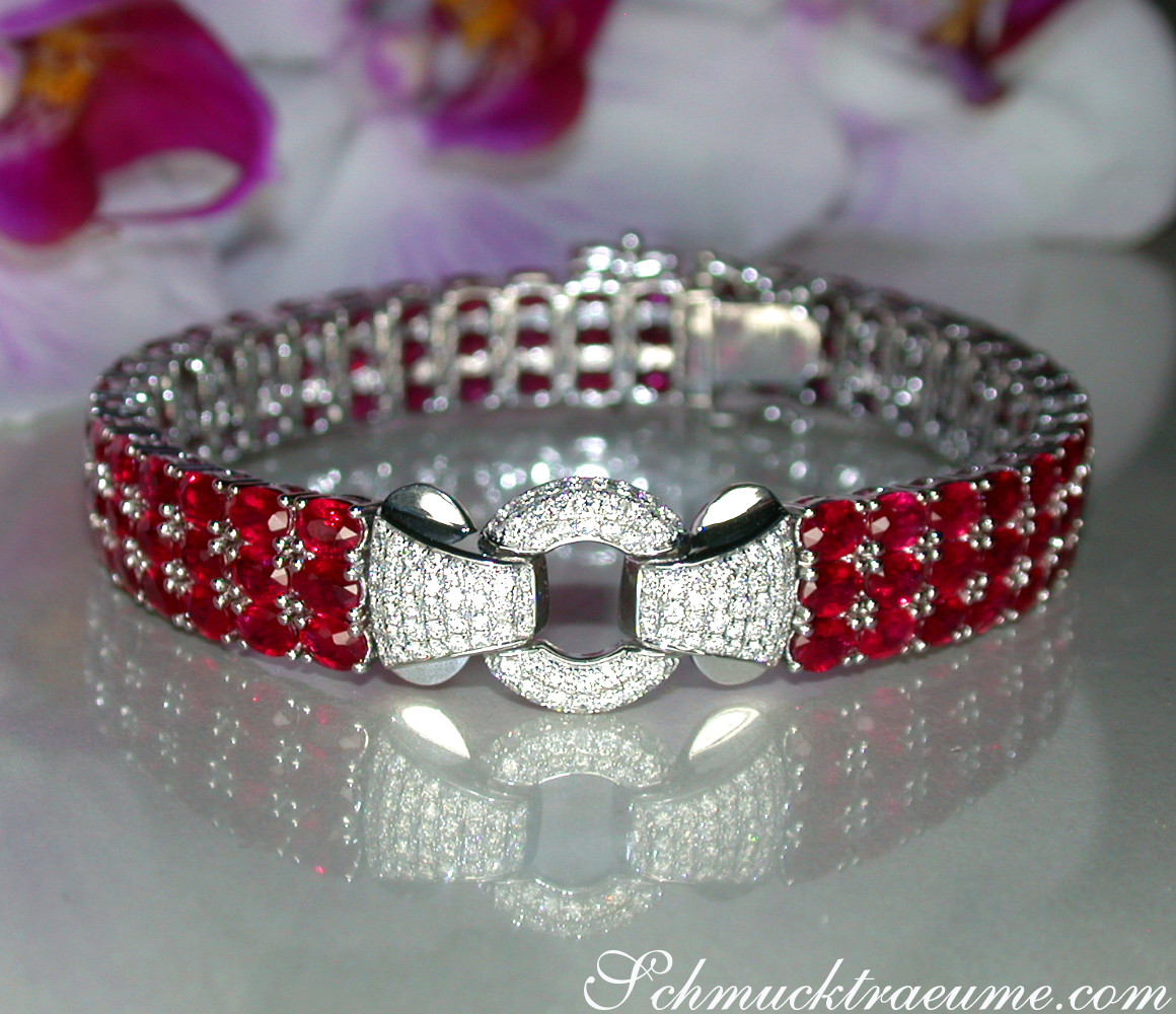 Rubin-Armband mit Brillanten, ovaler Schliff, Weißgold 750, Detailaufnahme, blütenartig.