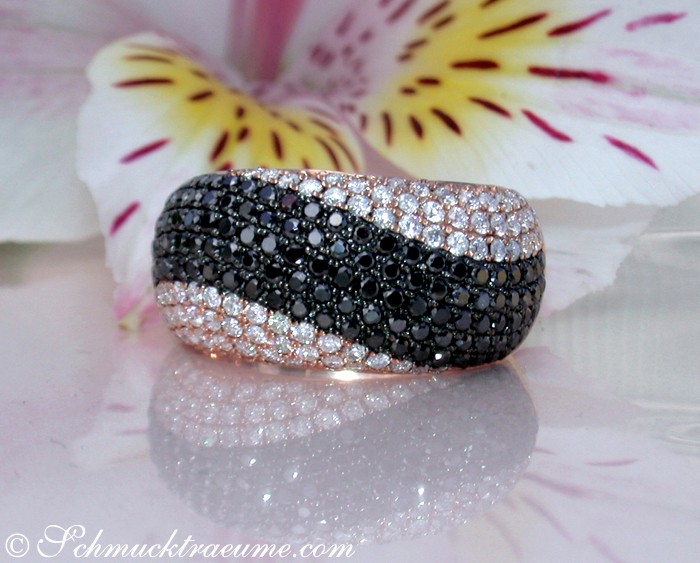Schwarzer Diamant-Pavé-Ring mit Roségold 750, detailreiches Wellendesign auf weißem Blütenhintergrund