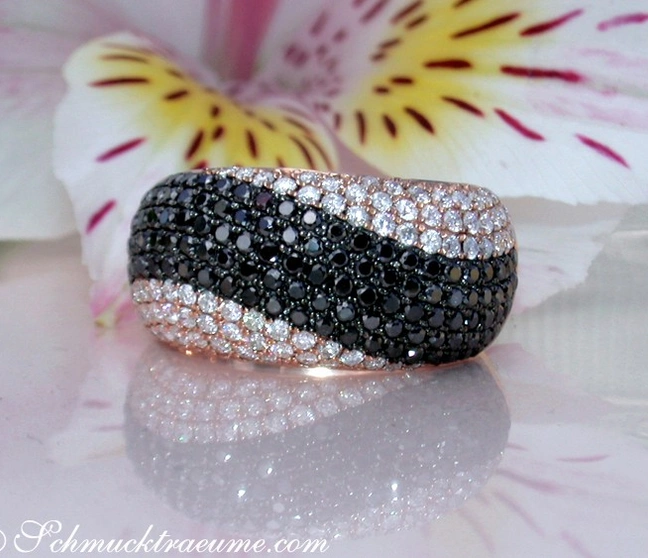 Schwarzer Diamant-Pavé-Ring mit Roségold 750, detailreiches Wellendesign auf weißem Blütenhintergrund Schwarzer Diamant-Pavé-Ring mit Roségold 750, detailreiches Wellendesign auf weißem Blütenhintergrund