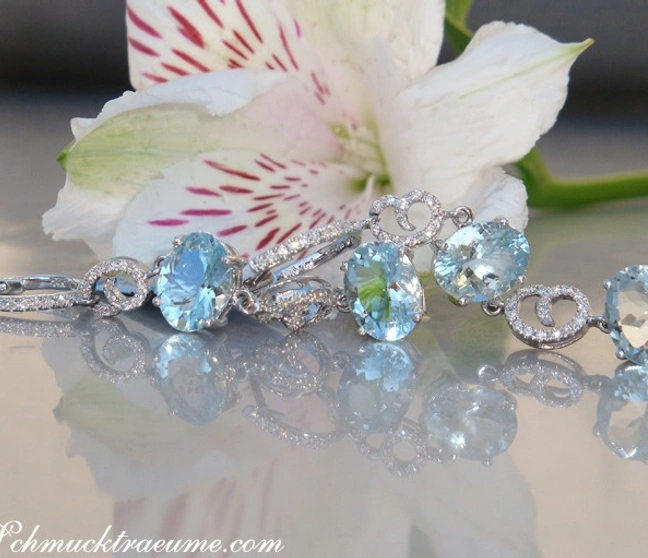 Weißgold-Aquamarin-Diamant-Ohrgehänge mit Blume im Hintergrund Weißgold-Aquamarin-Diamant-Ohrgehänge mit Blume im Hintergrund