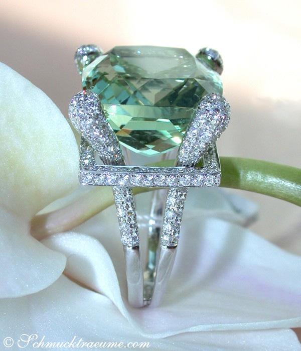 Detailansicht des Prasiolith-Rings mit Brillanten in Weißgold