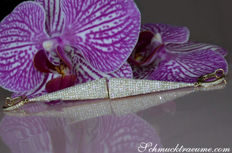 Interessante Diamanten Ohrgehänge in Gelbgold, Detailaufnahme, zarte Linien, elegant, Luxus-Schmuck