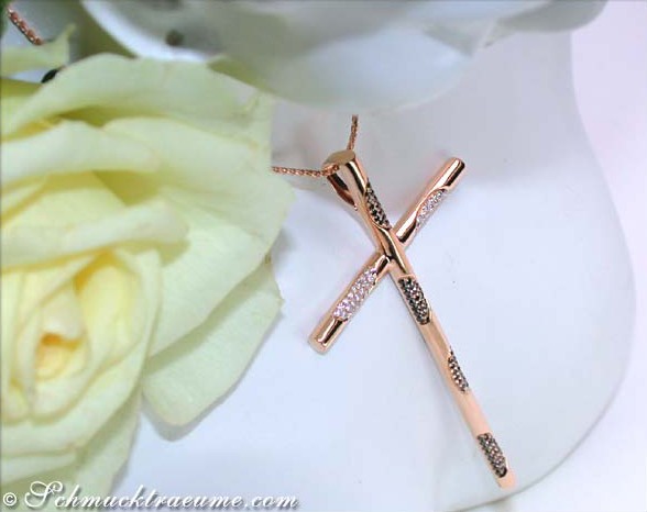 Kreuz-Anhänger aus Roségold 750 mit 0.450 Karat Brillanten & schwarzen Diamanten