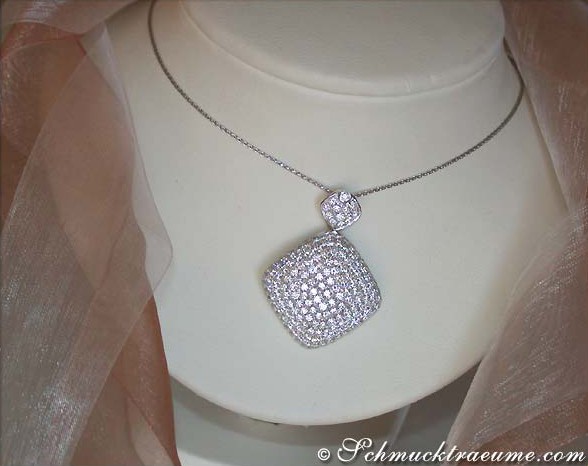 Weißgold-Brillanten-Anhänger mit Puff-Design auf Halsbügel-Display