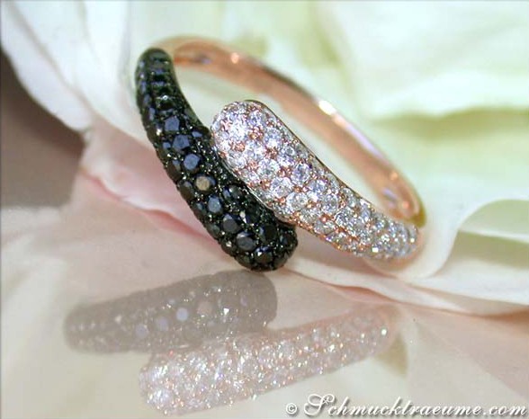 Roségold-Ring mit schwarzen und weißen Diamanten