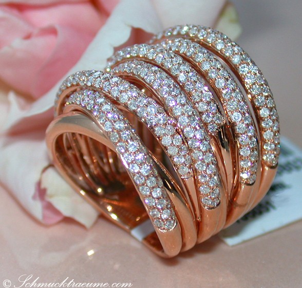 Roségold-Ring mit mehreren Reihen Brillanten, detailreich, elegant, auf Blüte gelegt